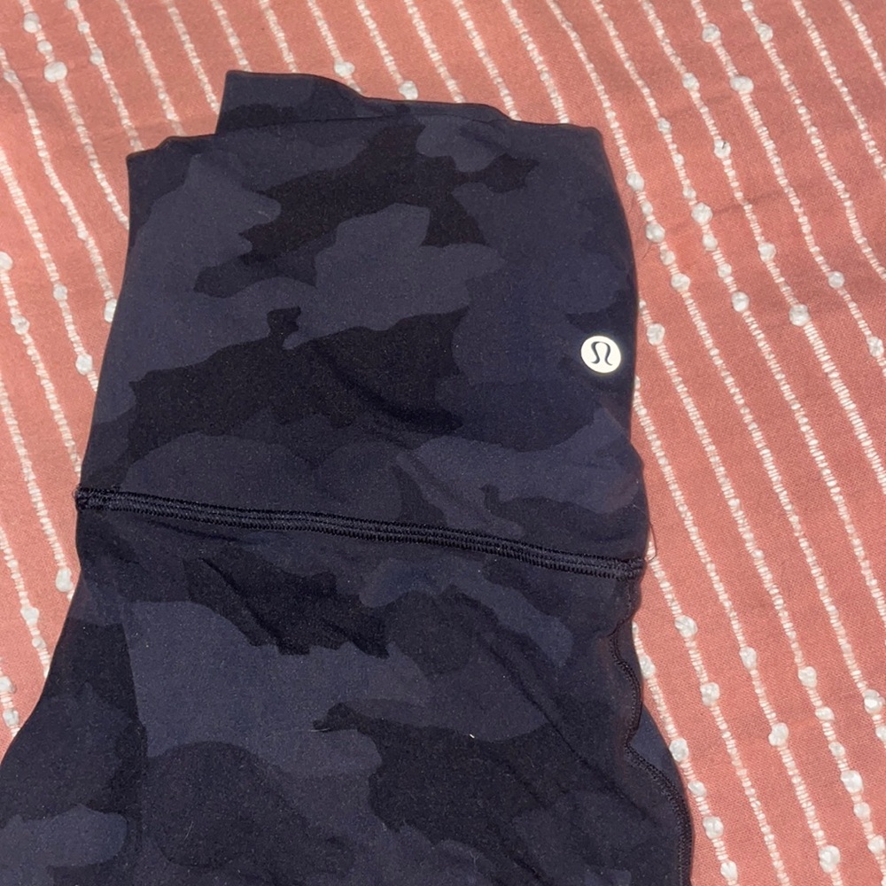 Lululemon black camo aligns size 8